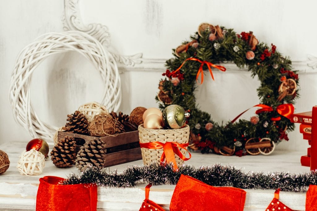 How to decorate your home for Christmas withreaths and pine cones