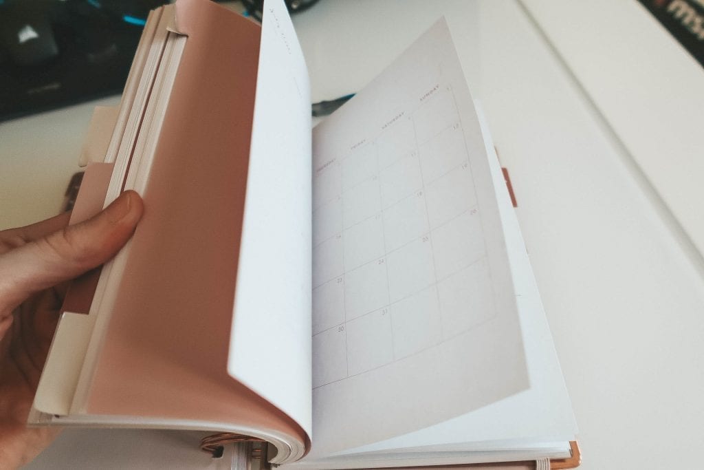 agenda rosa flatlay scrivania