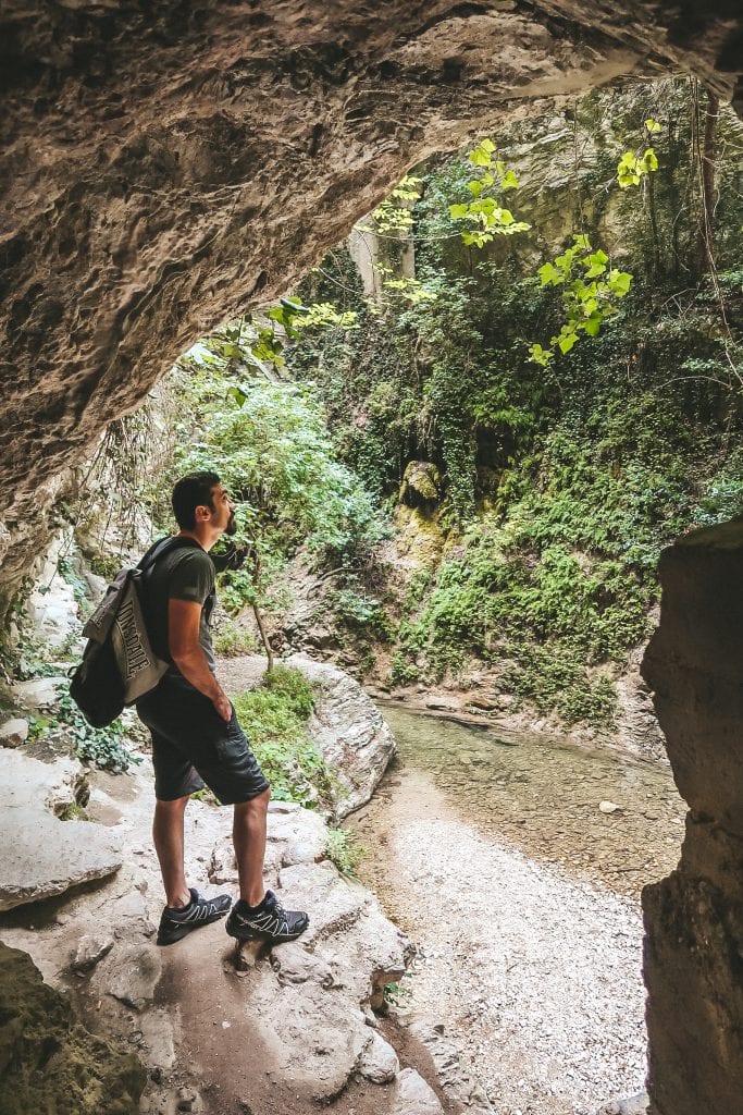 Grotta visitata durante l'escursione nella Valle delle Cartiere.