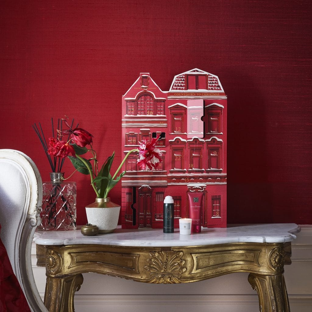 cofanetto regalo calendari dell'avvento 2020 rituals su tavolino elegante