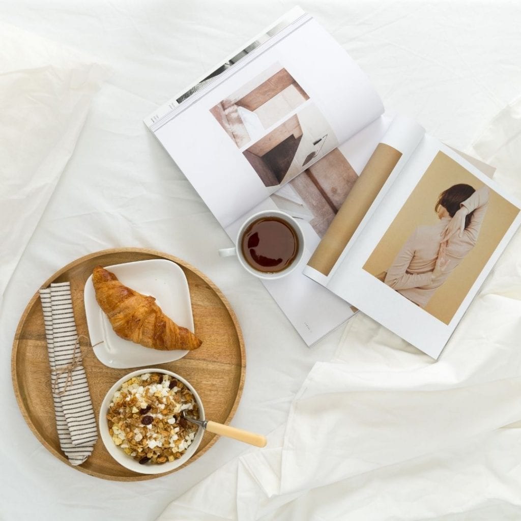 Colazione a letto caffè, cereali, brioche per combattere lo stress