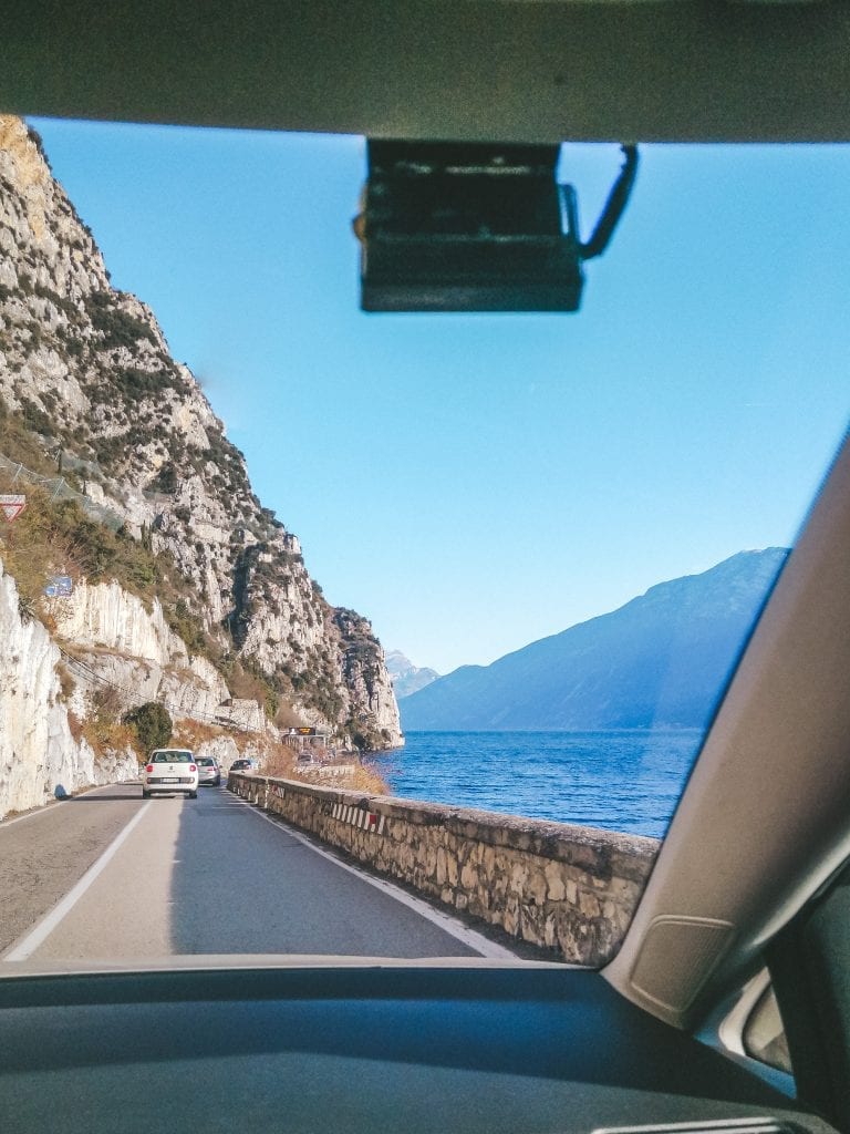 strada per raggiungere il lago